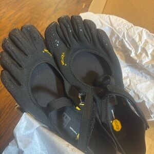 Vibram FiveFingers Black Toe Shoes